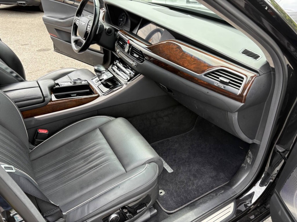 2019 Genesis G90 Image 33