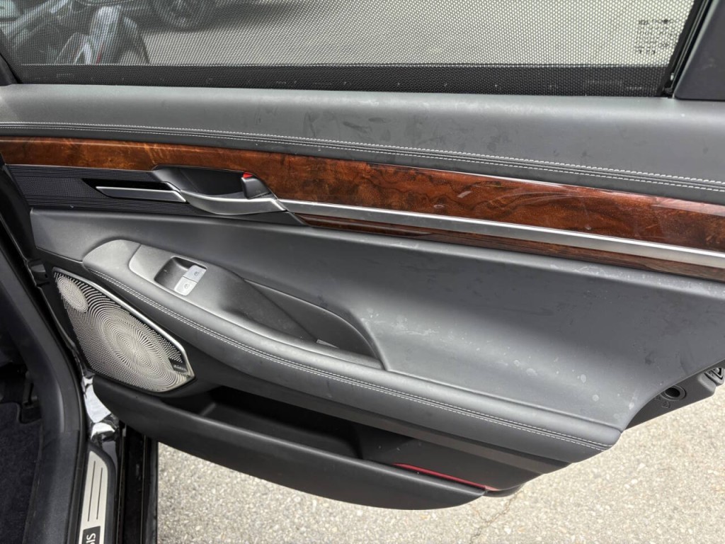 2019 Genesis G90 Image 34