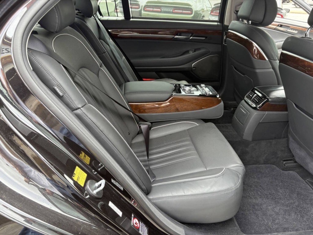 2019 Genesis G90 Image 35