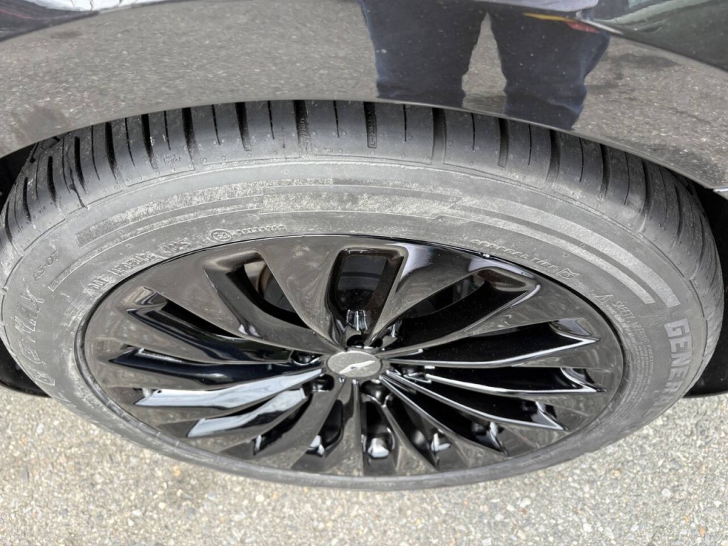 2019 Genesis G90 Image 39