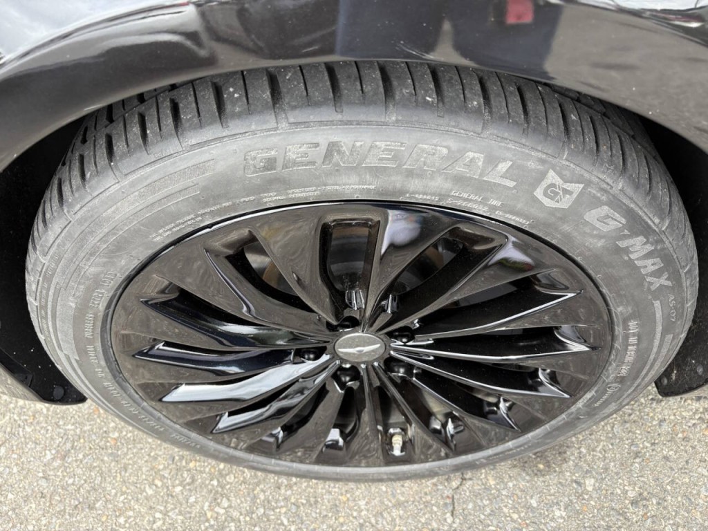 2019 Genesis G90 Image 40