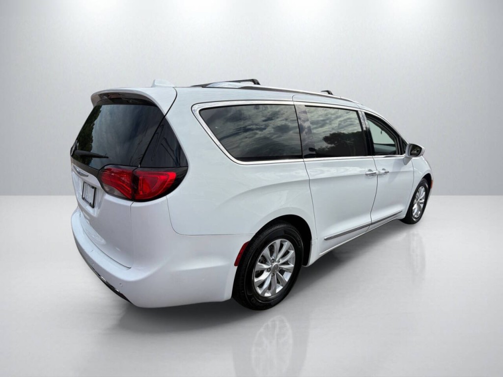 2018 Chrysler Pacifica Image 7