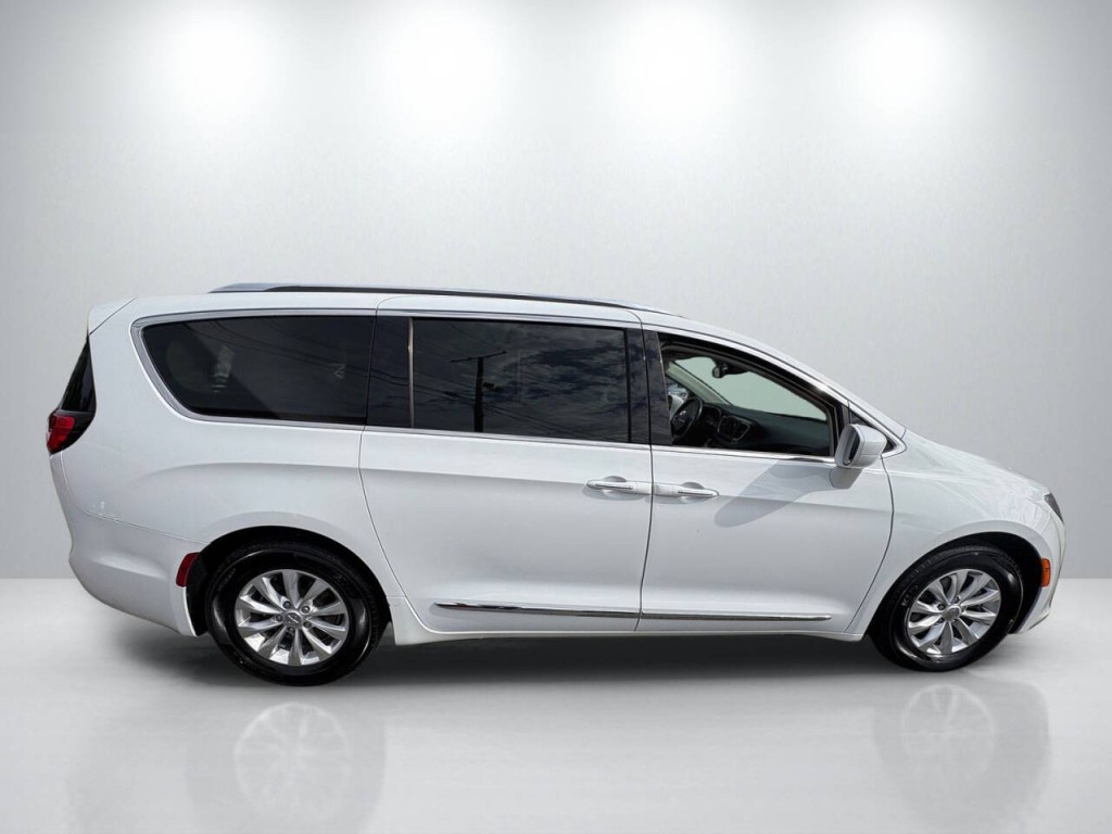 2018 Chrysler Pacifica Image 8