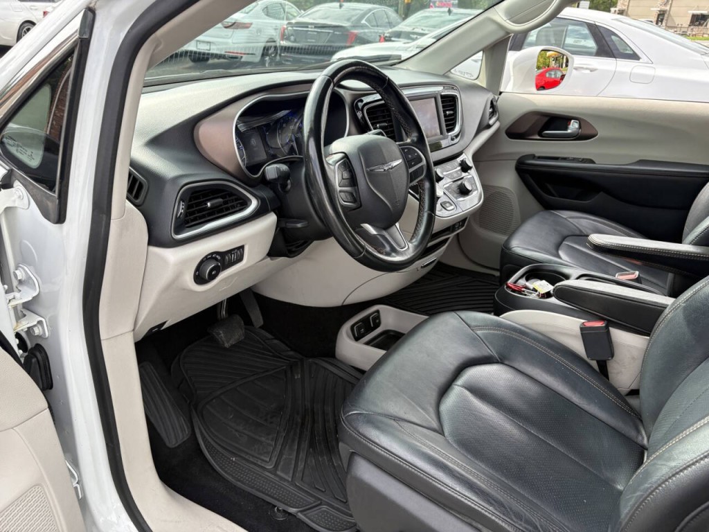 2018 Chrysler Pacifica Image 11