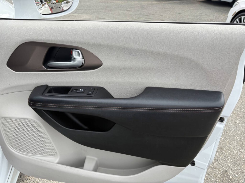 2018 Chrysler Pacifica Image 25
