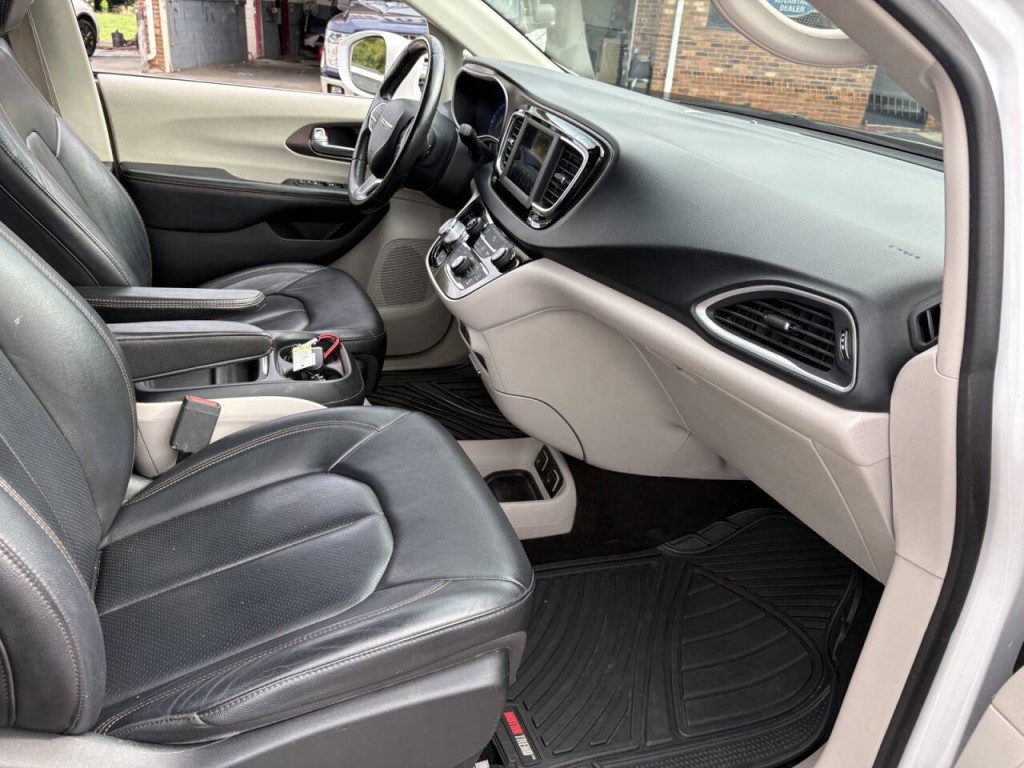 2018 Chrysler Pacifica Image 27