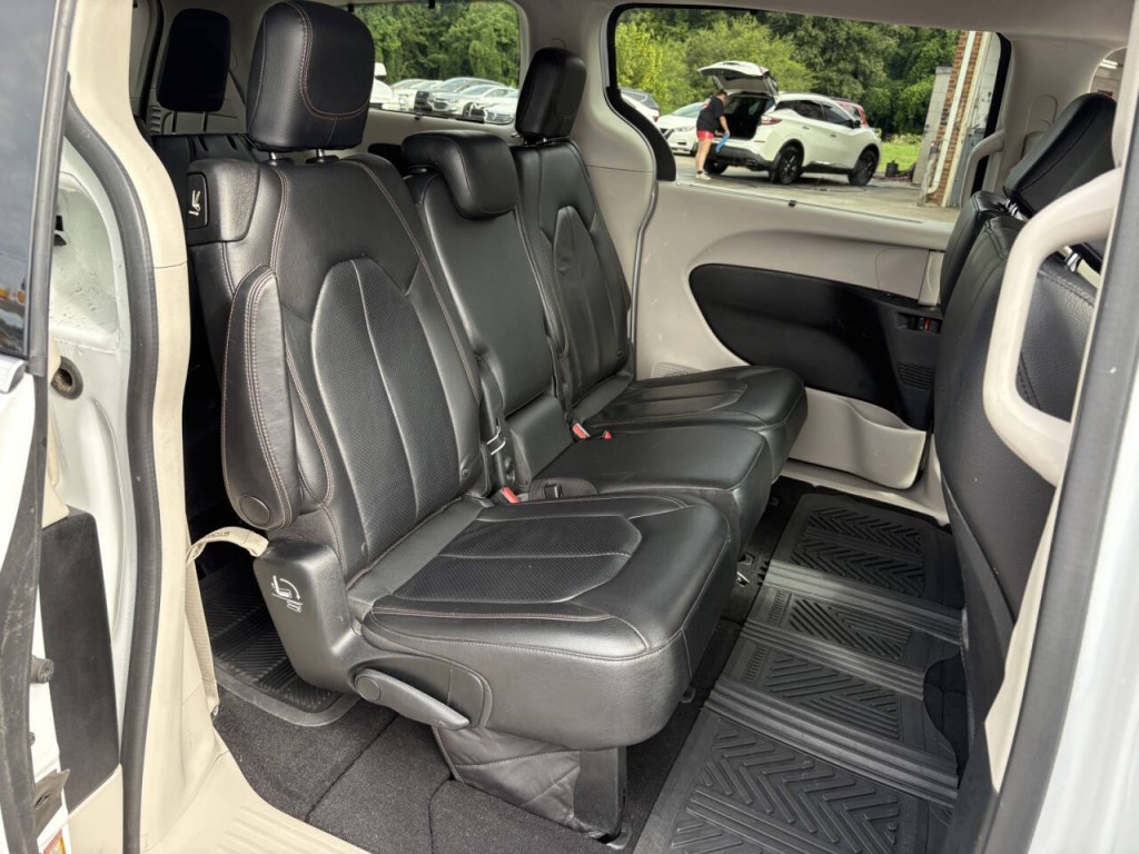 2018 Chrysler Pacifica Image 28