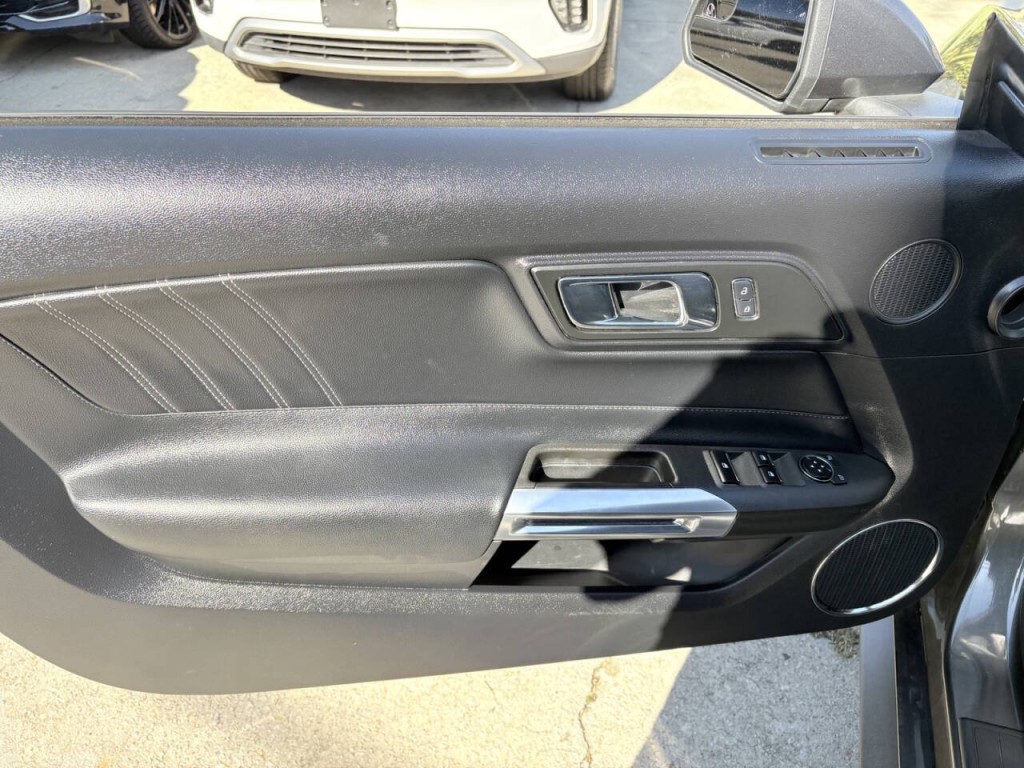 2017 Ford Mustang Image 19