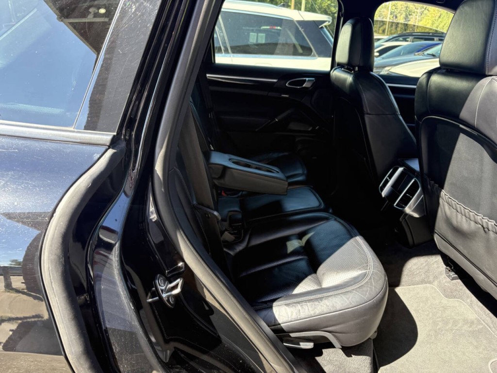 2017 Porsche Cayenne Image 32