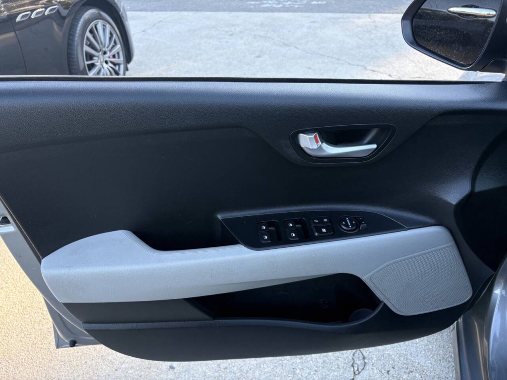 2023 Kia Rio Image 9