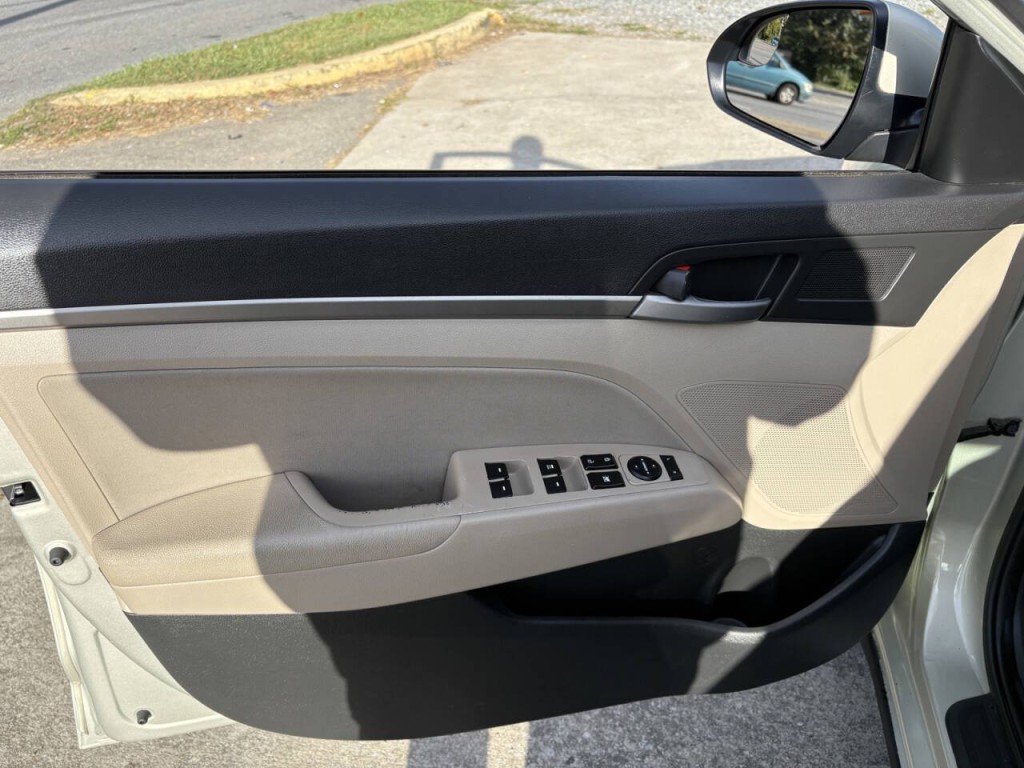2017 Hyundai Elantra Image 9