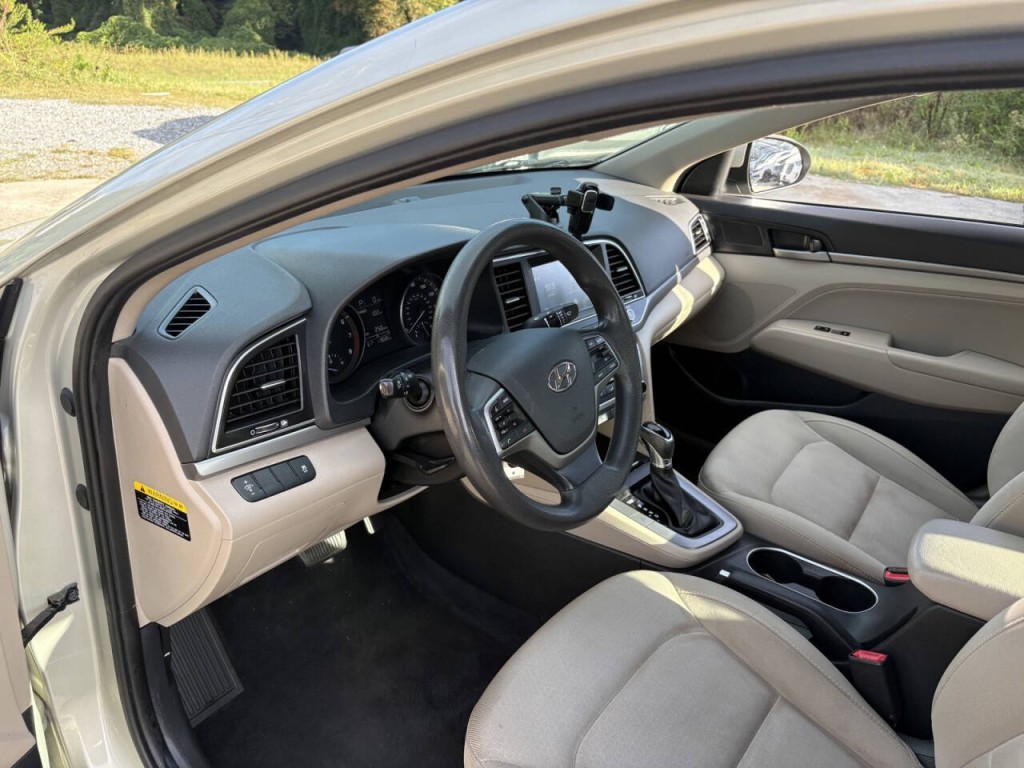 2017 Hyundai Elantra Image 11
