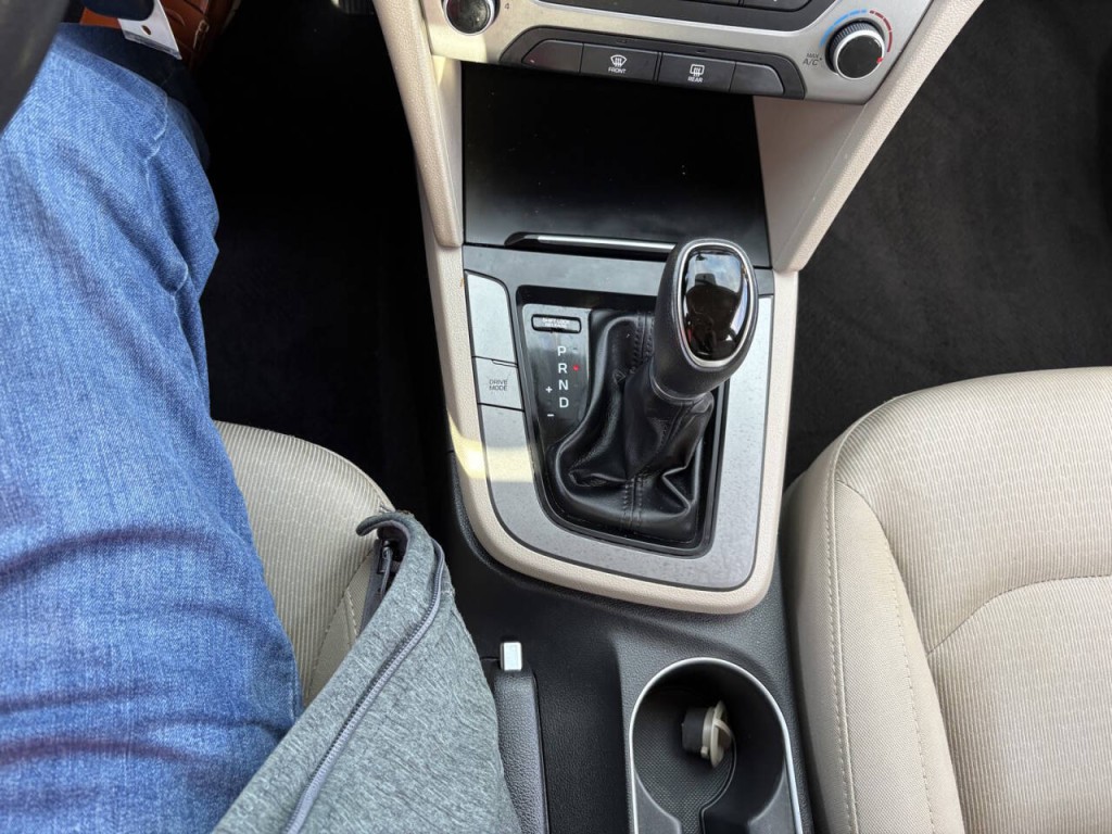 2017 Hyundai Elantra Image 19