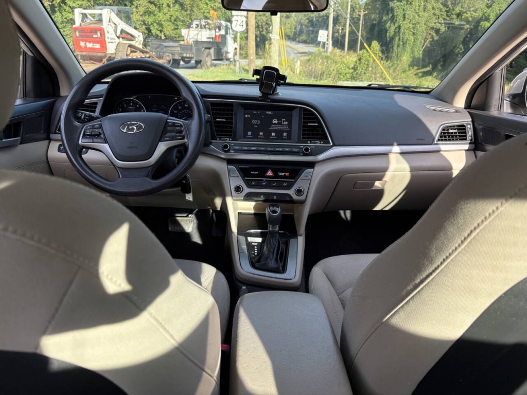 2017 Hyundai Elantra Image 20