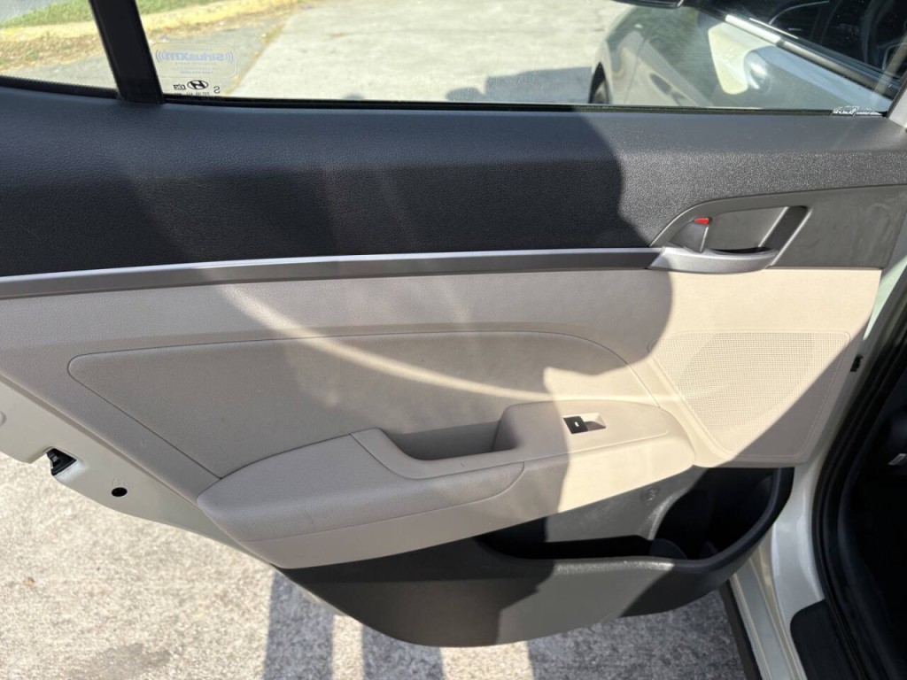 2017 Hyundai Elantra Image 21