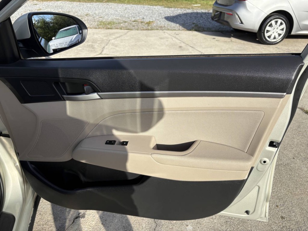 2017 Hyundai Elantra Image 24