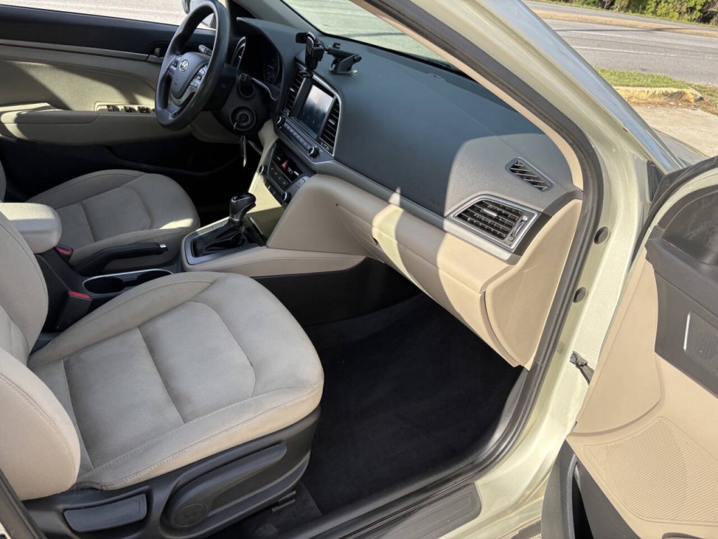 2017 Hyundai Elantra Image 26