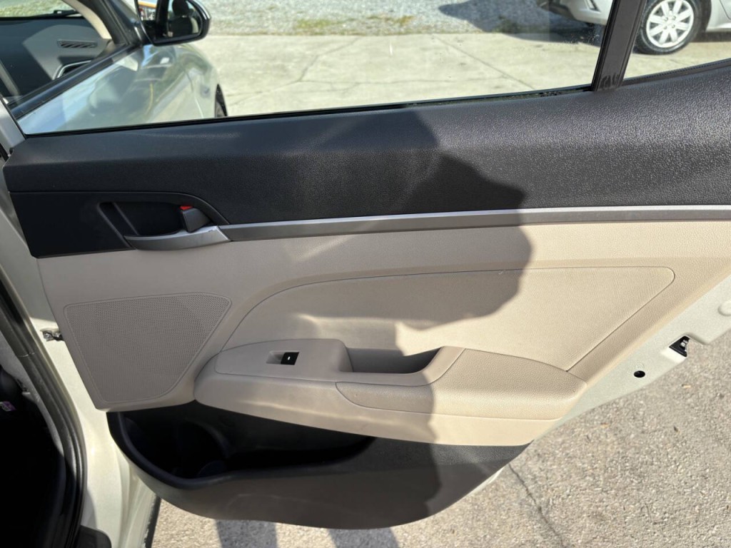2017 Hyundai Elantra Image 27