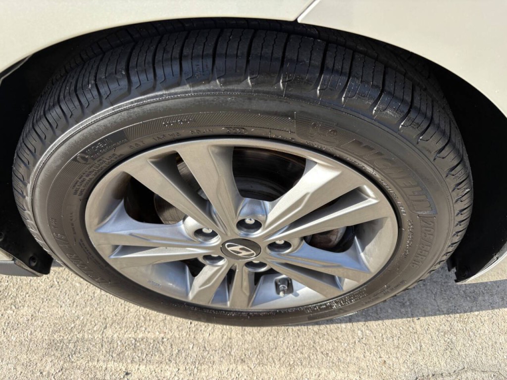 2017 Hyundai Elantra Image 30