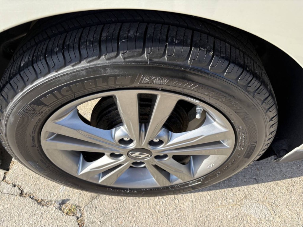 2017 Hyundai Elantra Image 31