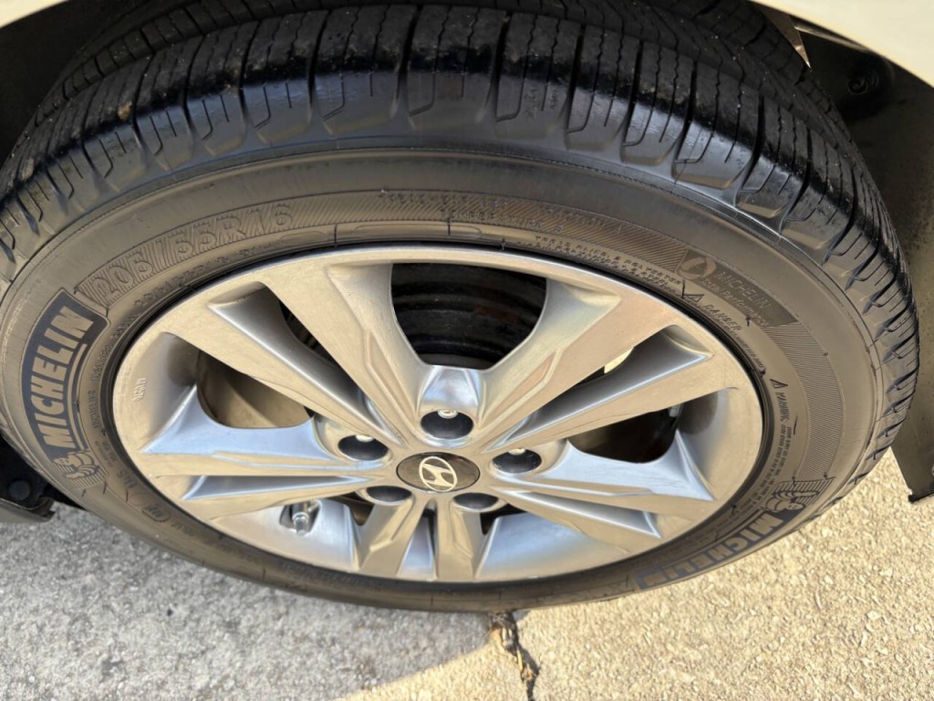 2017 Hyundai Elantra Image 32