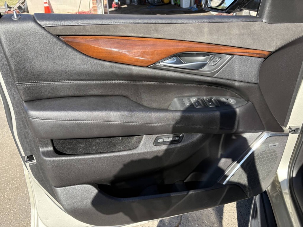 2017 Cadillac Escalade Image 9
