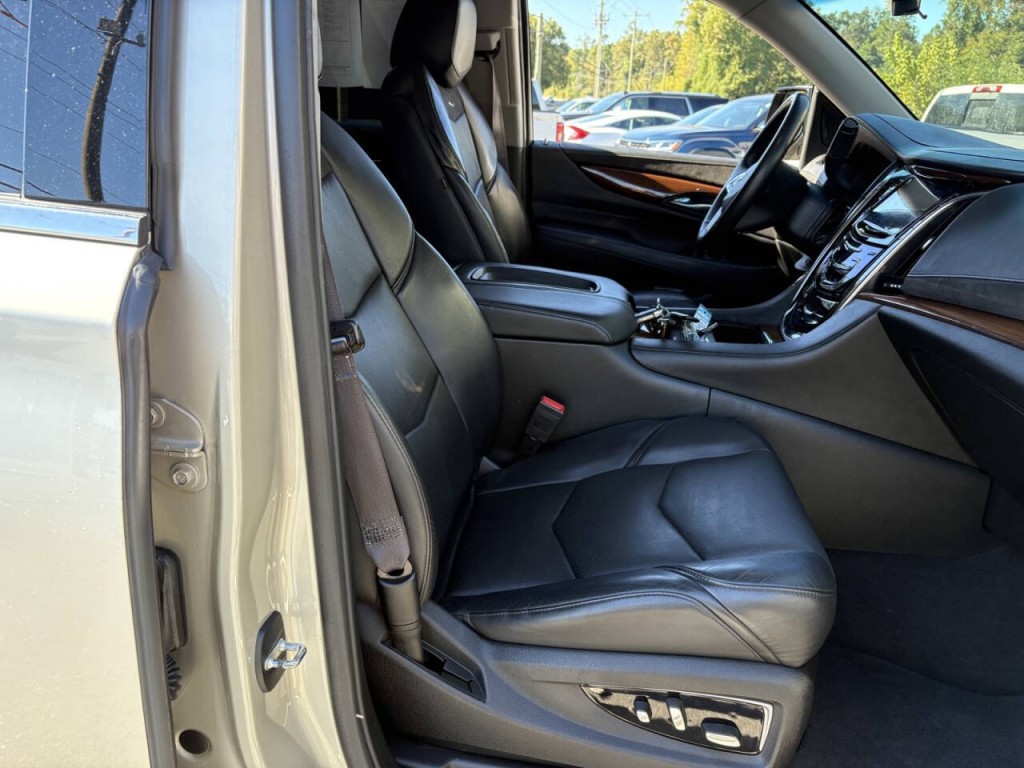 2017 Cadillac Escalade Image 28