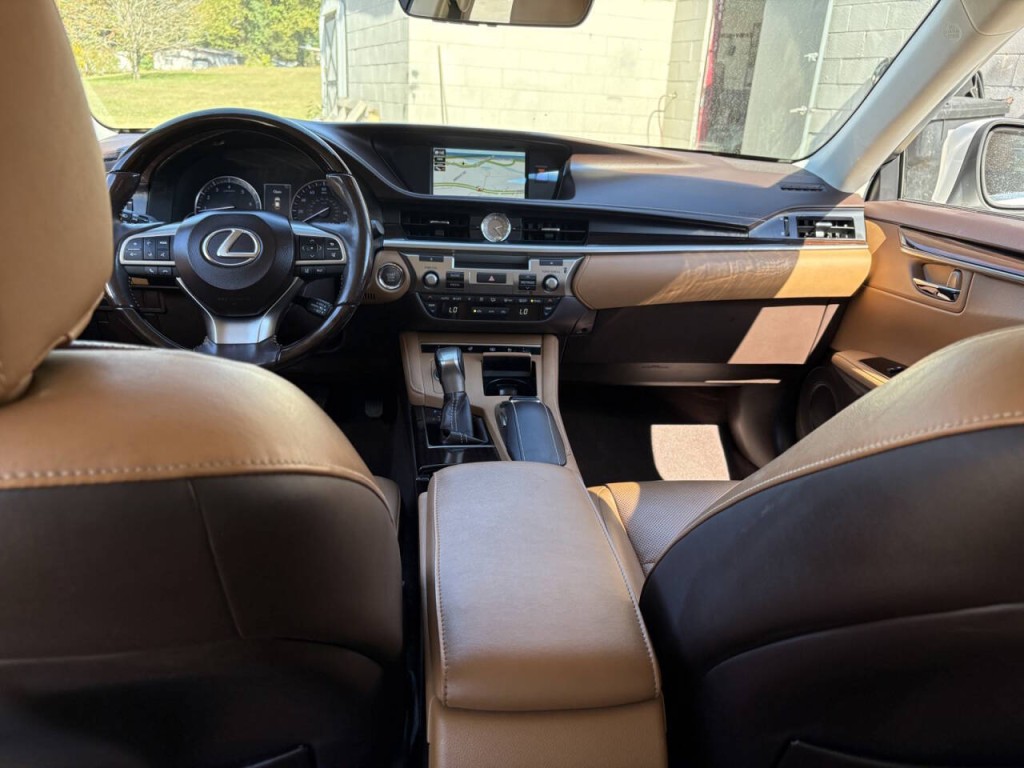2017 Lexus ES 350 Image 26