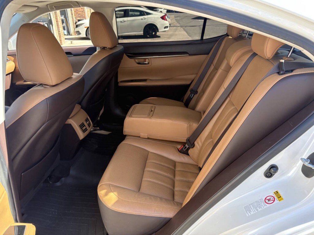 2017 Lexus ES 350 Image 28