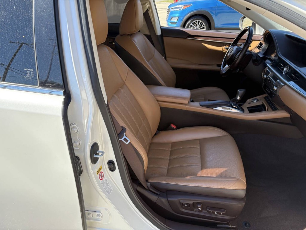 2017 Lexus ES 350 Image 32
