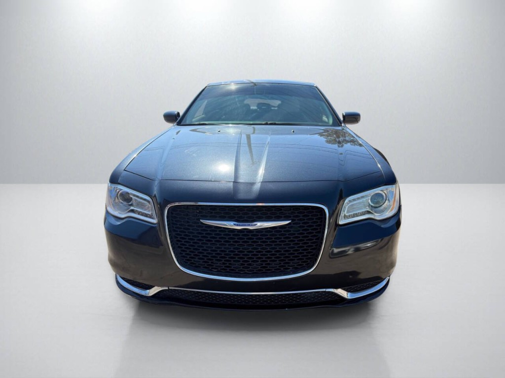2018 Chrysler 300 Image 2