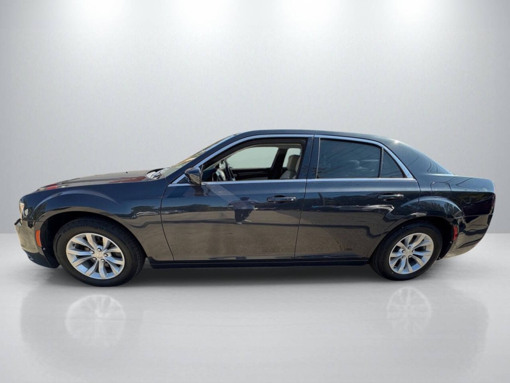 2018 Chrysler 300 Image 4