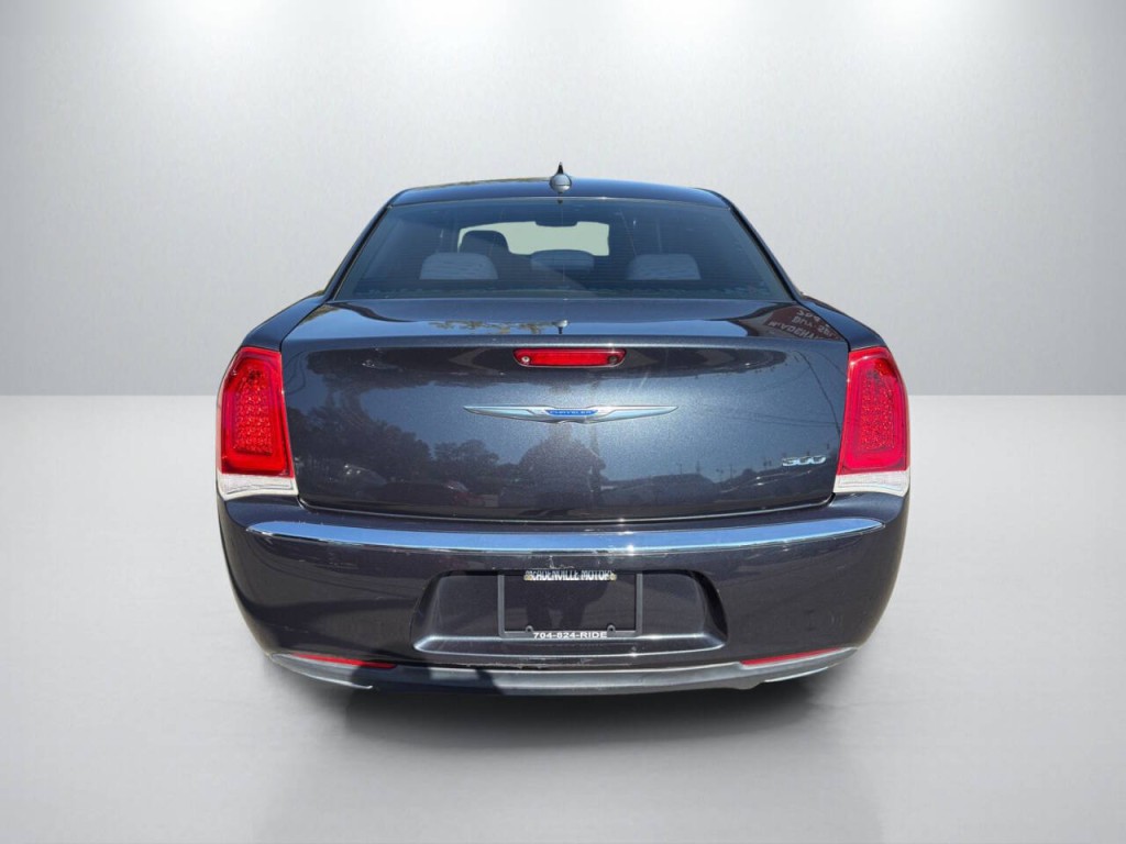 2018 Chrysler 300 Image 6