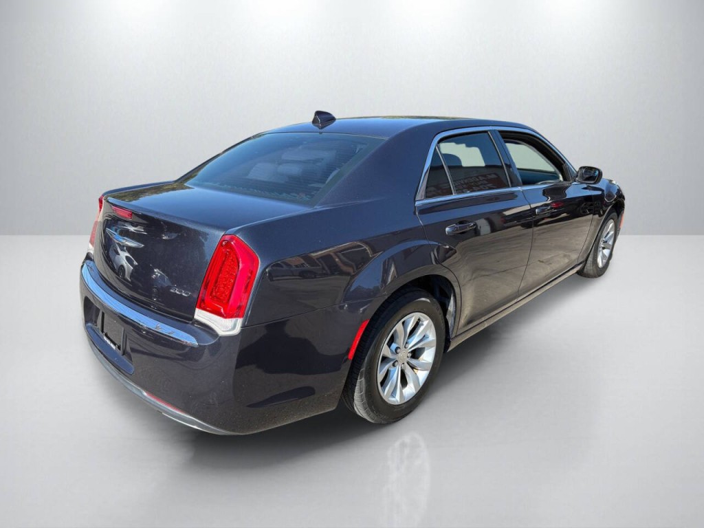 2018 Chrysler 300 Image 7