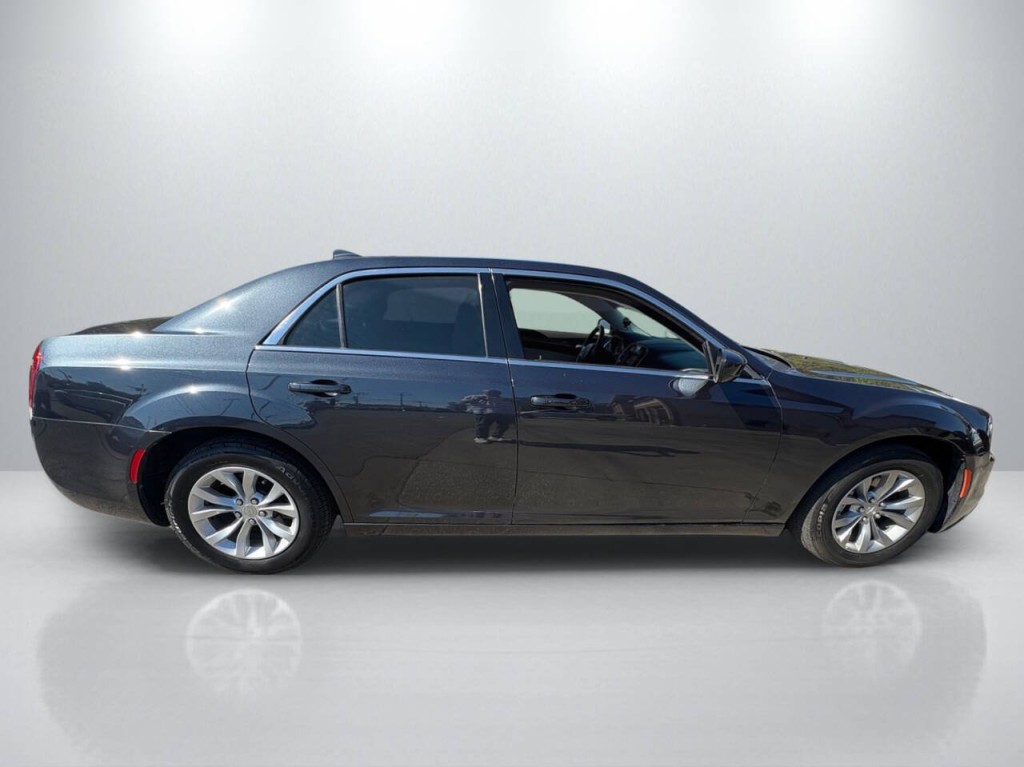 2018 Chrysler 300 Image 8