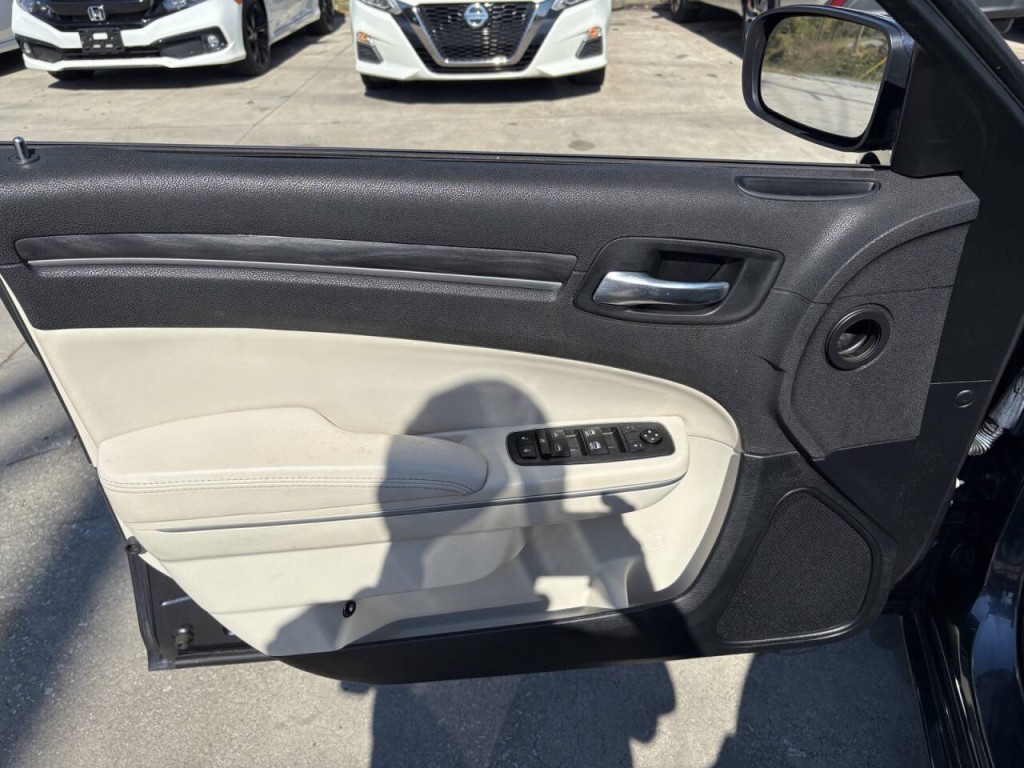 2018 Chrysler 300 Image 9