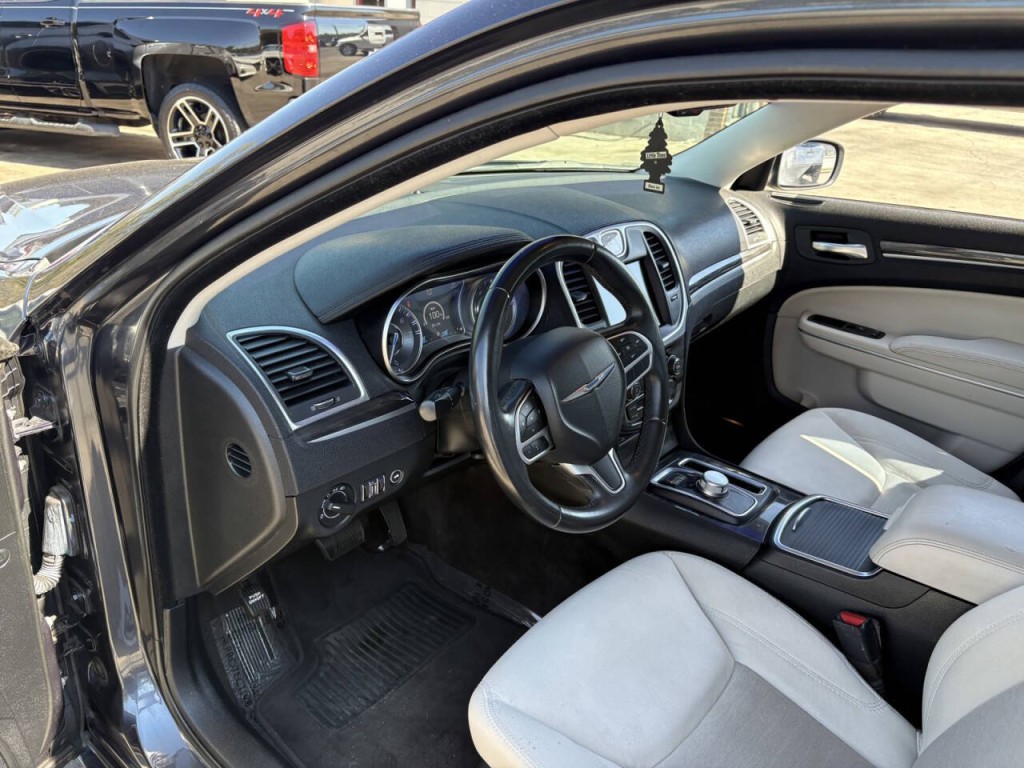2018 Chrysler 300 Image 11