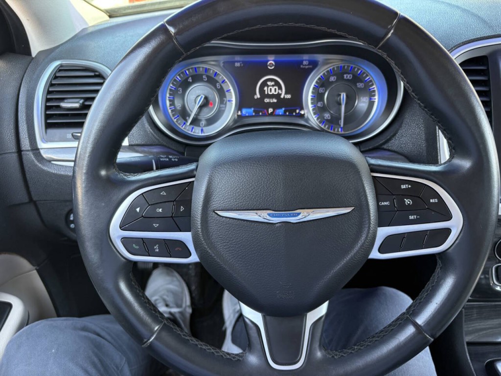 2018 Chrysler 300 Image 12