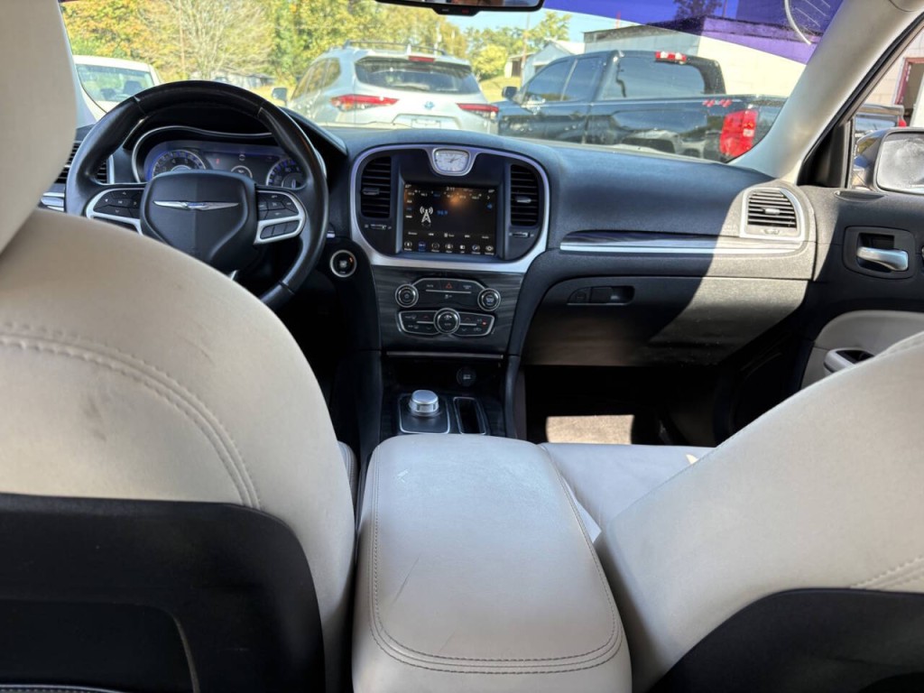 2018 Chrysler 300 Image 21