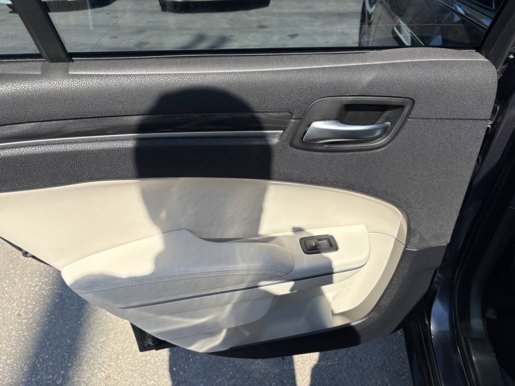 2018 Chrysler 300 Image 22