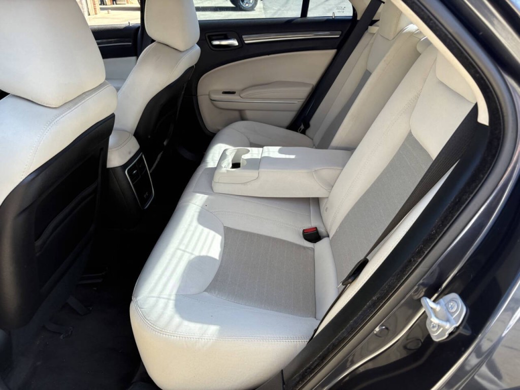 2018 Chrysler 300 Image 23