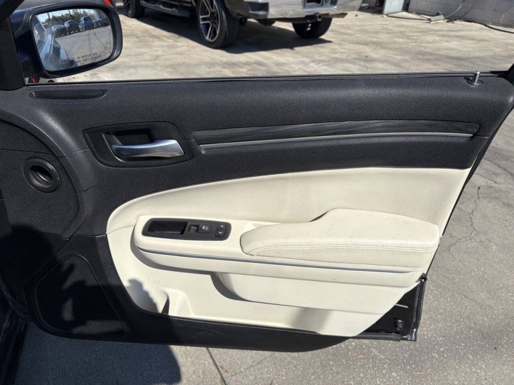 2018 Chrysler 300 Image 25