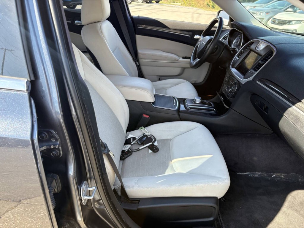 2018 Chrysler 300 Image 26