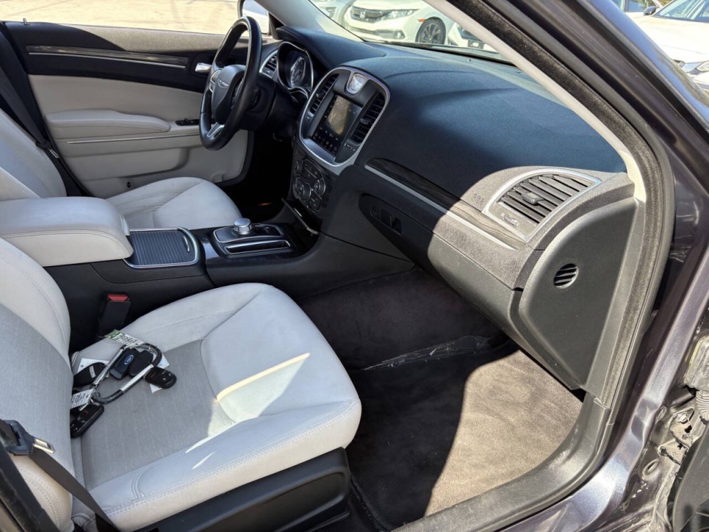 2018 Chrysler 300 Image 27