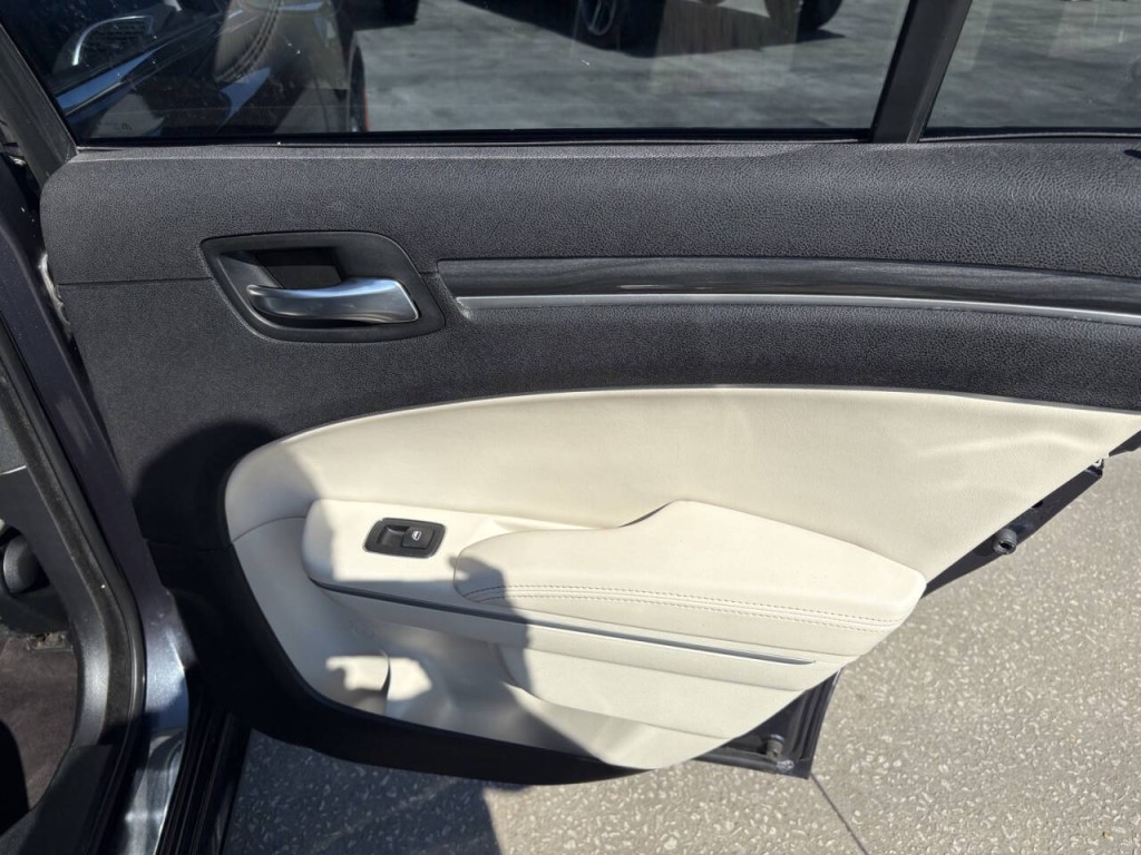 2018 Chrysler 300 Image 28