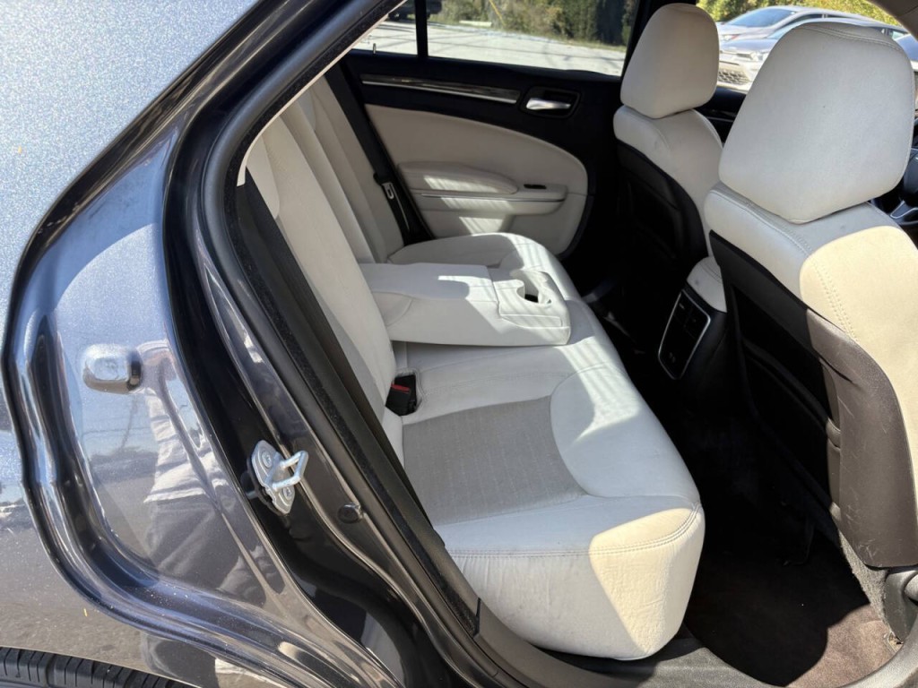 2018 Chrysler 300 Image 29