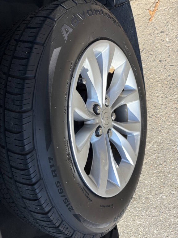 2018 Chrysler 300 Image 32
