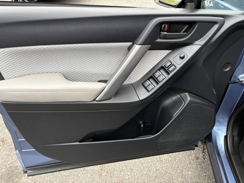 2017 Subaru Forester Image 10