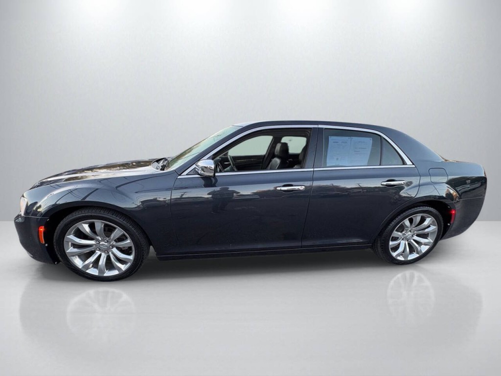 2017 Chrysler 300 Image 4