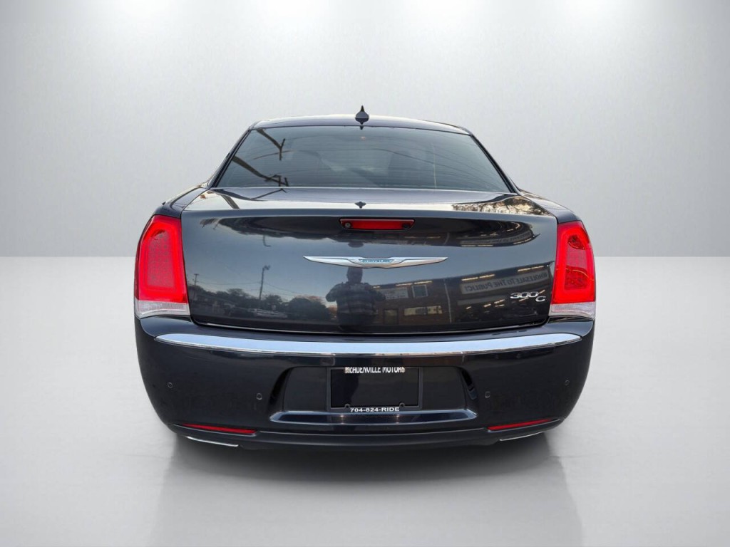 2017 Chrysler 300 Image 6